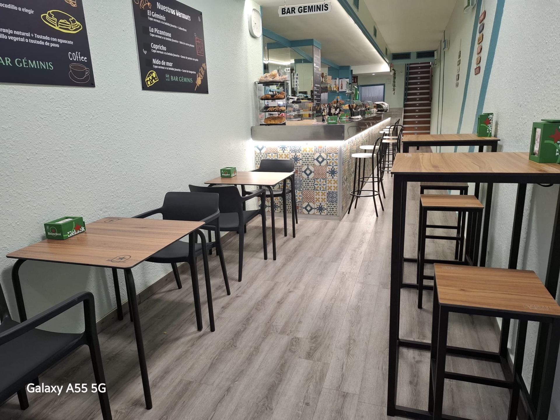 Interior del Bar Géminis con barra y mesas