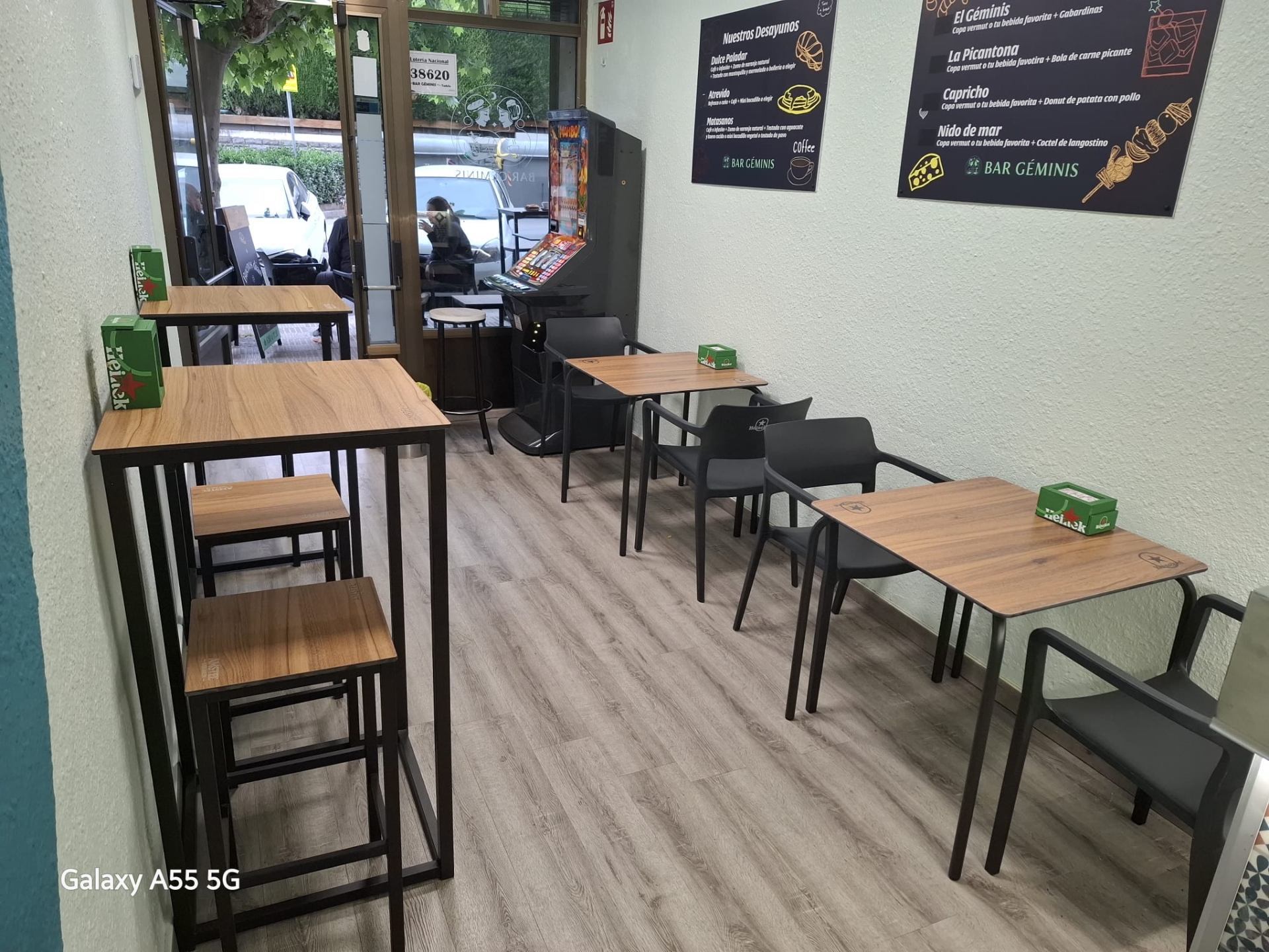 Sala interior del Bar Géminis con mesas altas