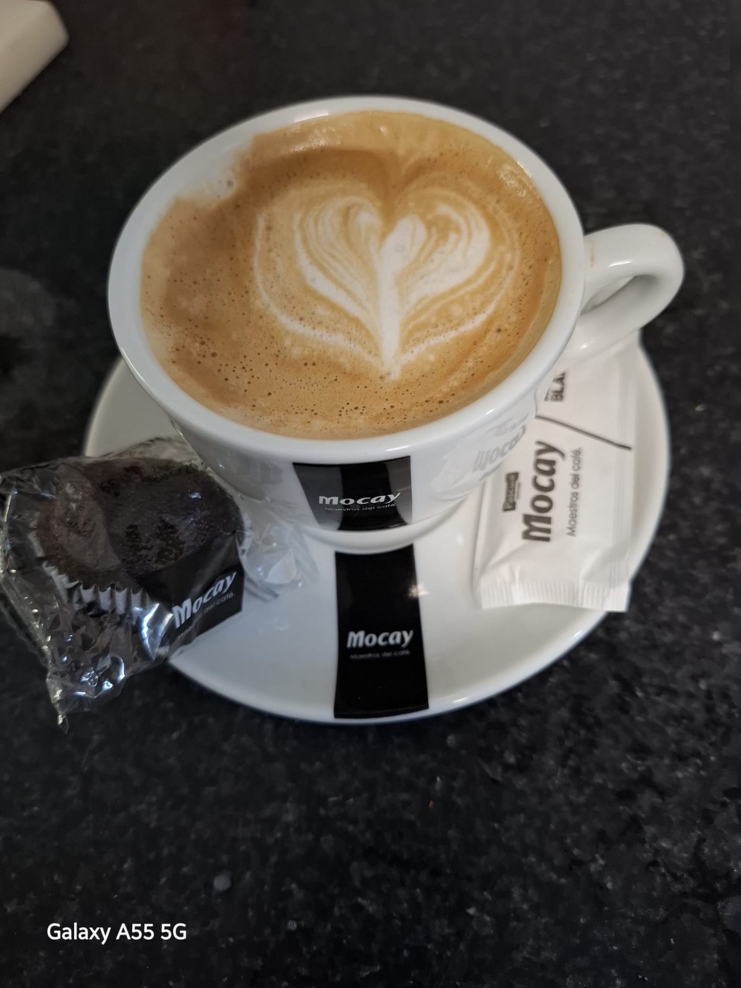 Café con arte latte y bollería en Bar Géminis